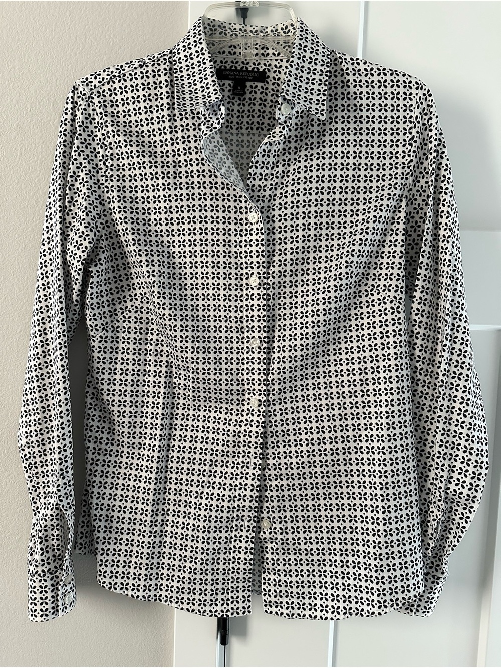 Banana Republic Black and White Geometric Button-Down Shirt Fitted size 8